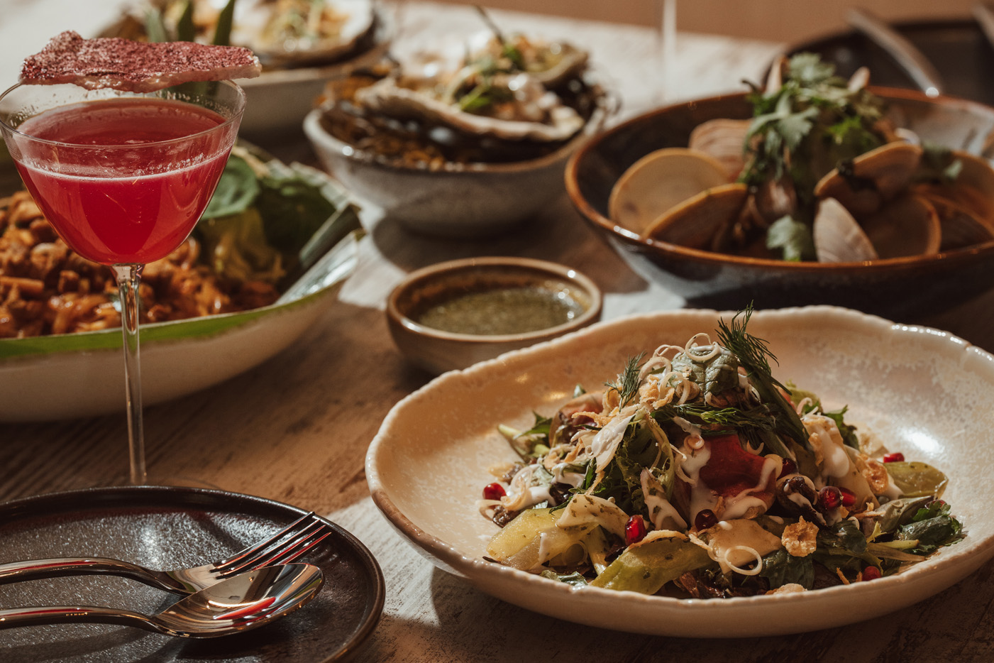 Authentic Pad Thai garnished with fresh lime and peanuts – Signature Thai cuisine at thairoomgrand.