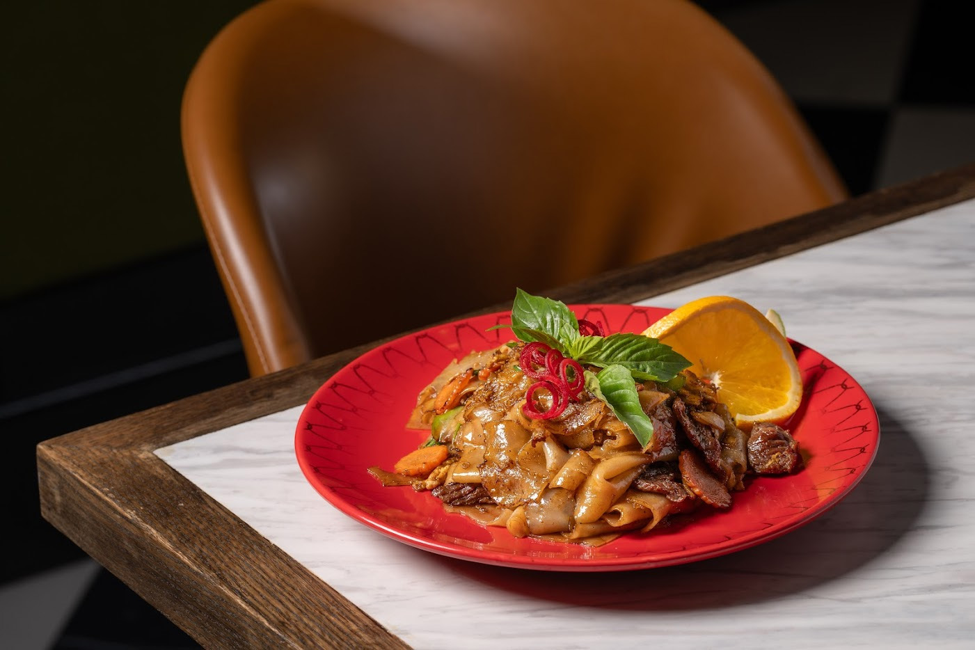 Authentic Pad Thai garnished with fresh lime and peanuts – Signature Thai cuisine at thairoomgrand.